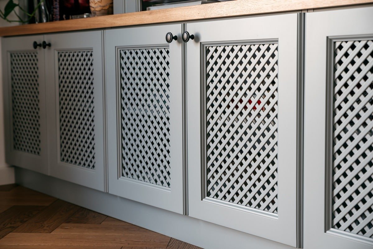 fashionable grids on cabinet fronts